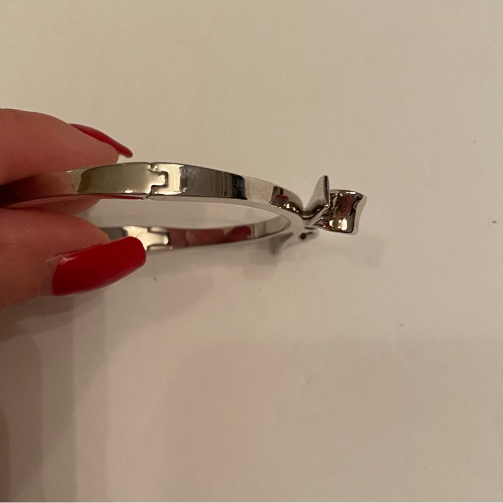 KATE SPADE BRACELET SKINNY SILVER TONE HINGED BOW BANGLE SIGNED - Picture 6 of 9